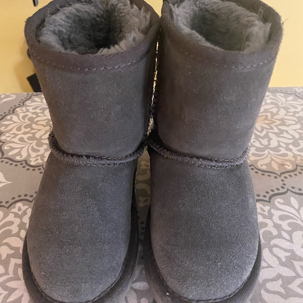 Toddler UGGS size 8 (Europe 25).